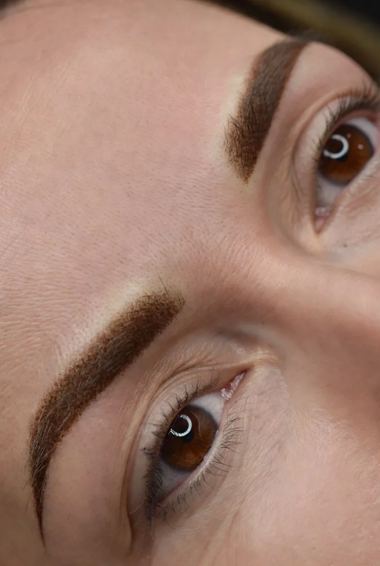 Kombi – Powder Brows & Wimpernkranzverdichtung